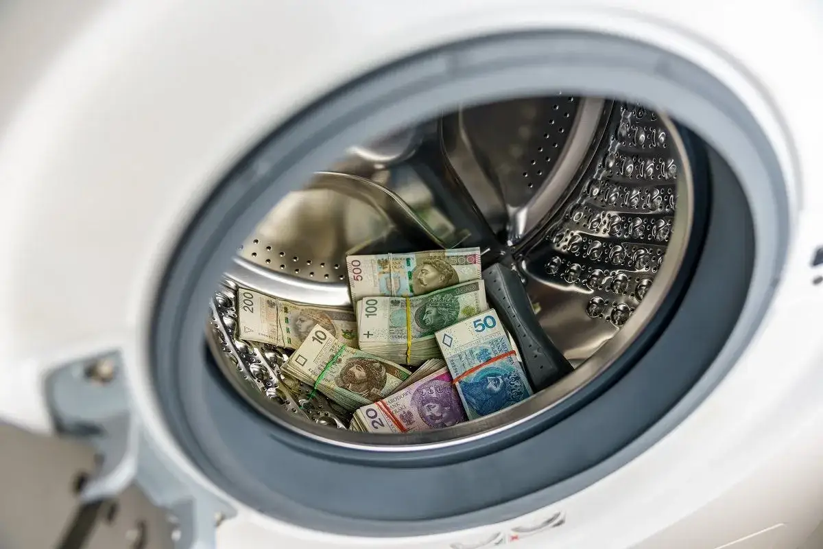 W bębnie pralki leżą pliki polskich banknotów. Ile wynosi ekwiwalent za pranie pieniędzy?