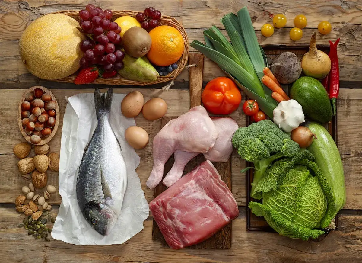 Pescado, pollo, carne de cerdo y huevos son algunos de los alimentos que tienen col&aacute;geno. Tambi&eacute;n hay frutas y verduras.