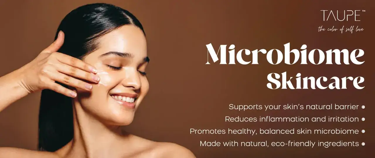 Frau tr&auml;gt Creme auf, die das Hautmikrobiom unterst&uuml;tzt. Taupe Microbiome Skincare f&uuml;r eine gesunde Haut.
