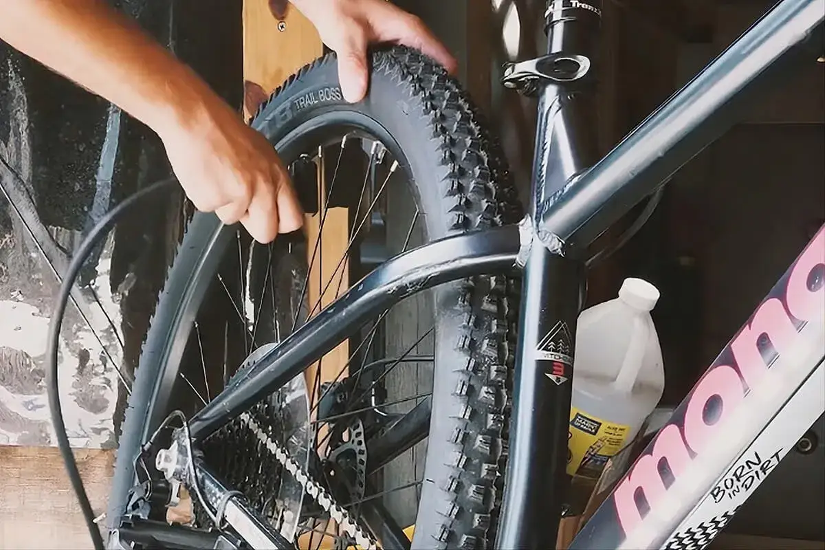 Ręce pompują oponę roweru, przygotowując go do jazdy. To ważny element konserwacji roweru.