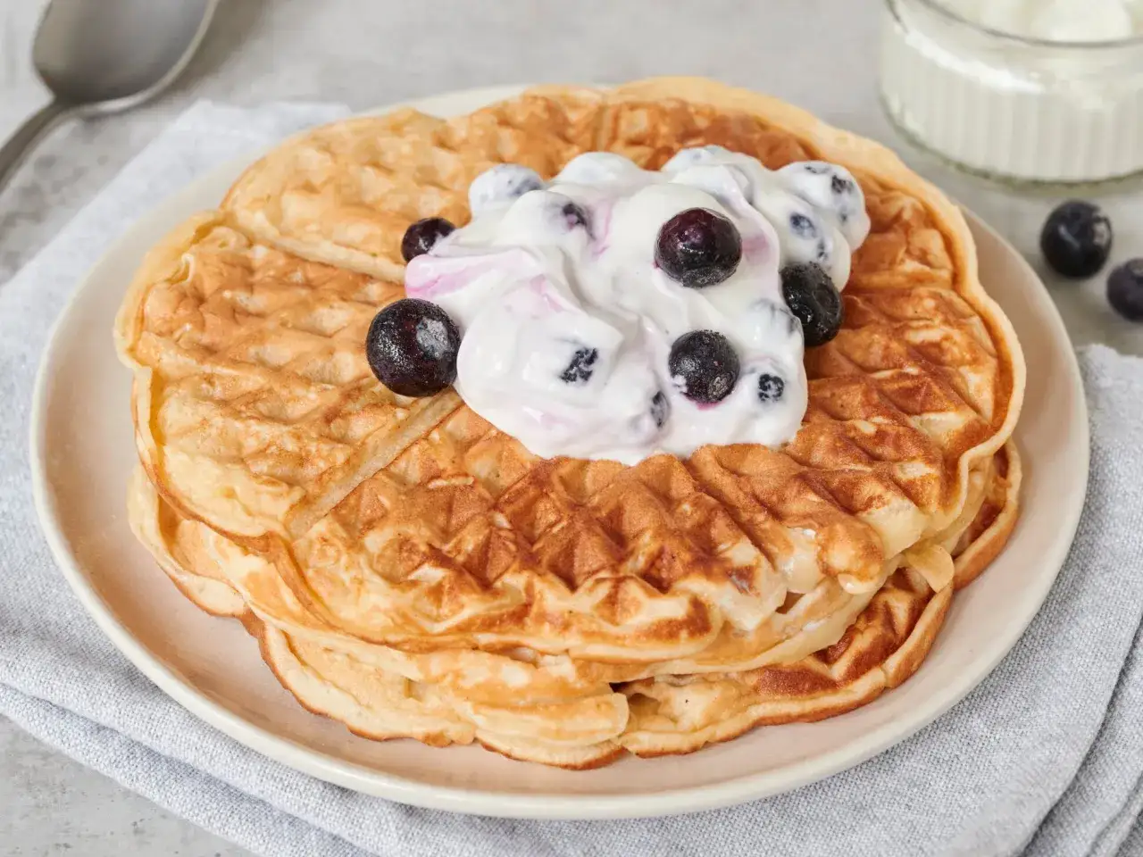 Goldbraune Skyr Waffeln mit Blaubeeren und cremigem Skyr-Topping, ein köstlicher Start in den Tag.