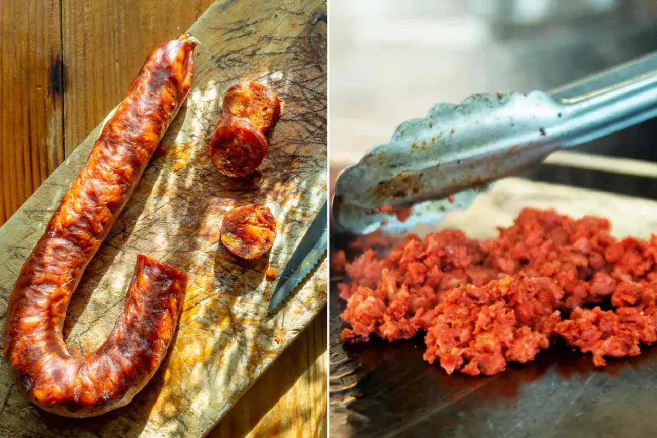 Chorizo co to? Pikantna kiełbasa pokrojona na desce i mielona na patelni.