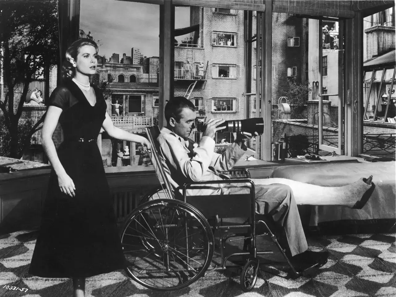 Grace Kelly e James Stewart, protagonisti de 