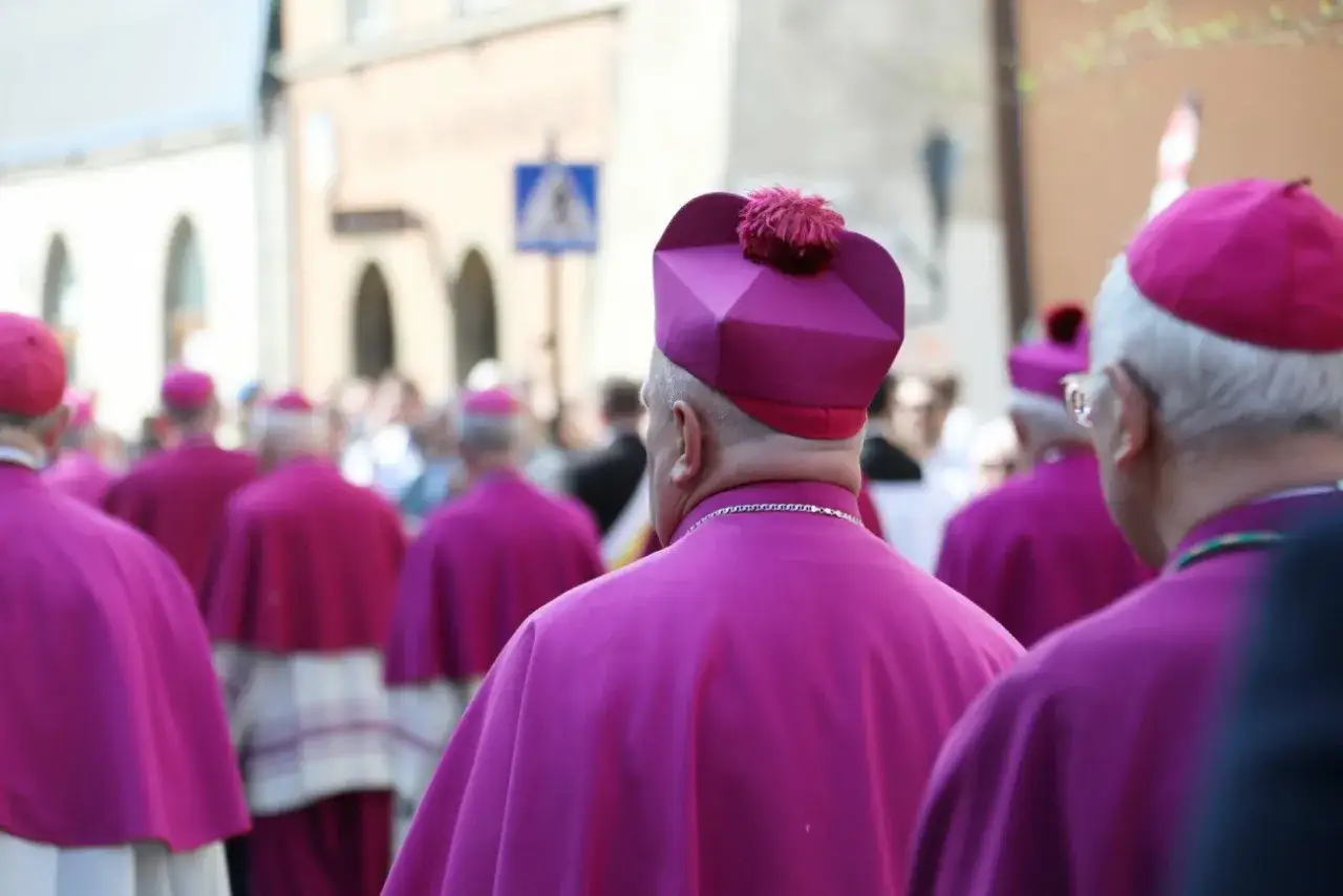 Biskupi w Polsce w purpurowych szatach. Zastanawiasz się, ile zarabia biskup w Polsce?