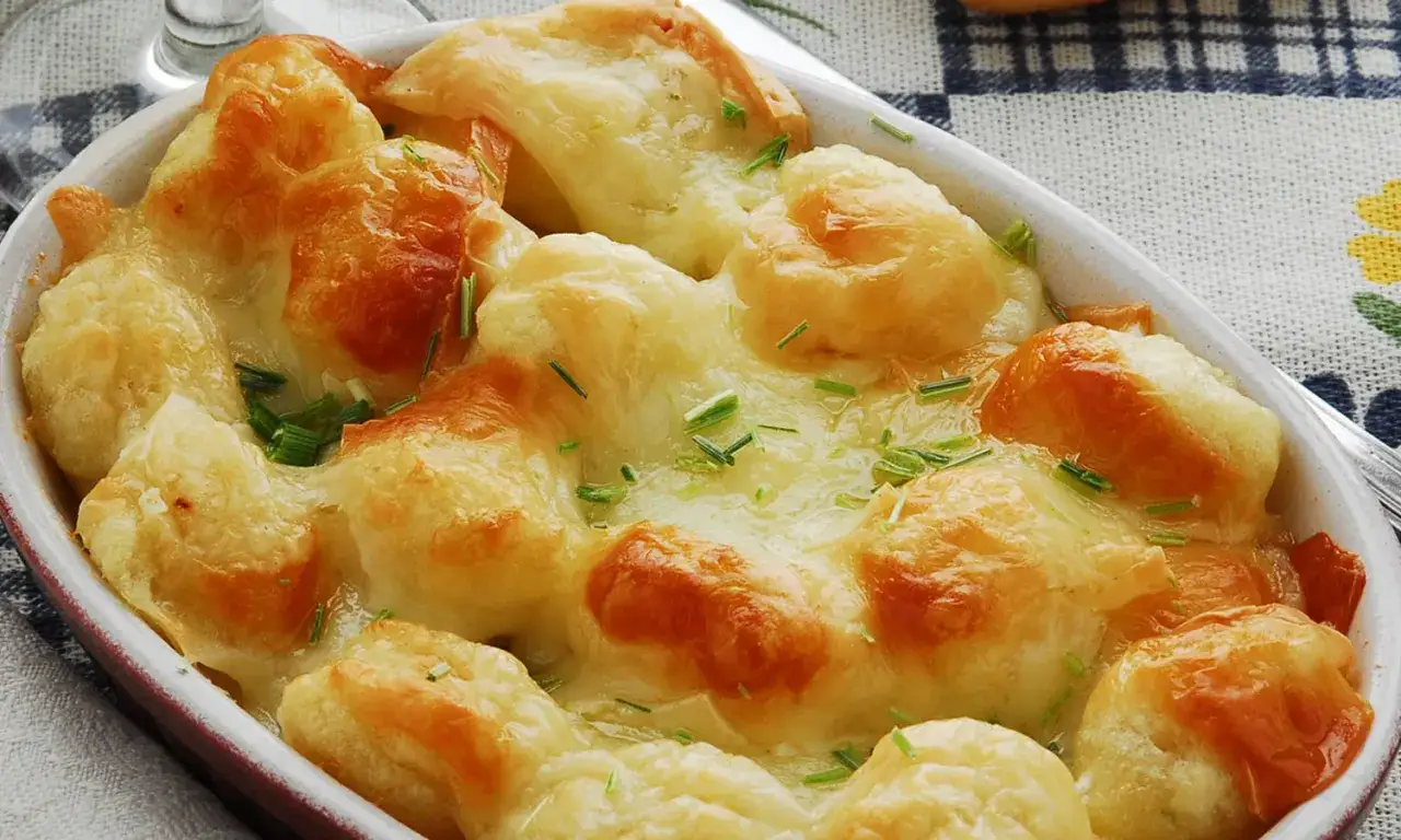 Gnocchis dor&eacute;s et fondants, une d&eacute;licieuse p&acirc;te italienne &agrave; base de pomme de terre, gratin&eacute;e au fromage et parsem&eacute;e de ciboulette.