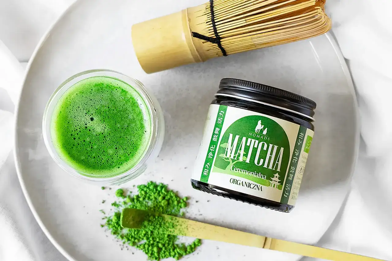 Poczuj orzeźwiający smak matcha z tego ceremonialnego, organicznego proszku. Idealny do przygotowania tradycyjnego napoju.