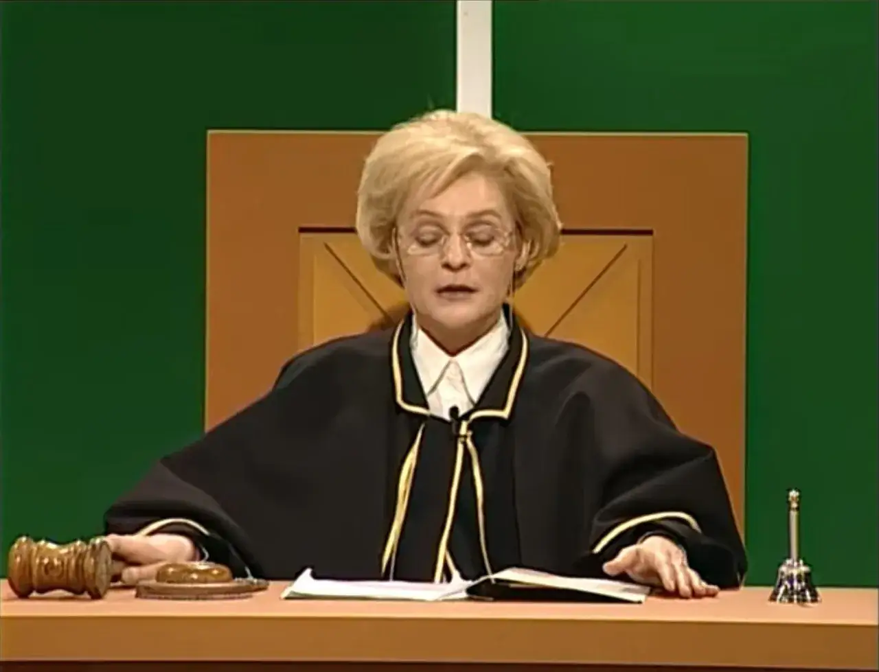 Sędzia z młotkiem i dokumentami sądowymi