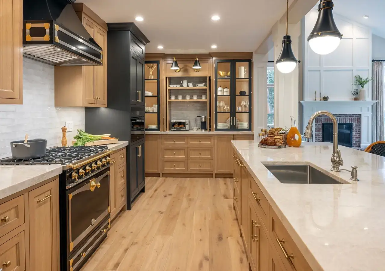 Cocina moderna con gabinetes de madera clara y oscura, encimeras de m&aacute;rmol y una isla central. Una **reforma sin obras** que transforma el espacio.