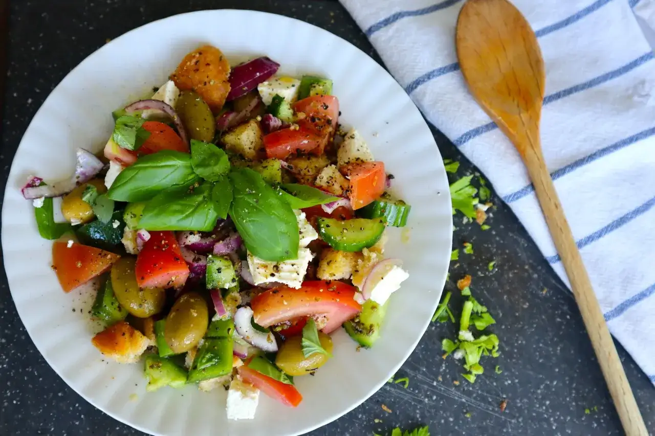 Authentischer griechischer Salat Horiatiki in einer Sch&uuml;ssel mit Feta