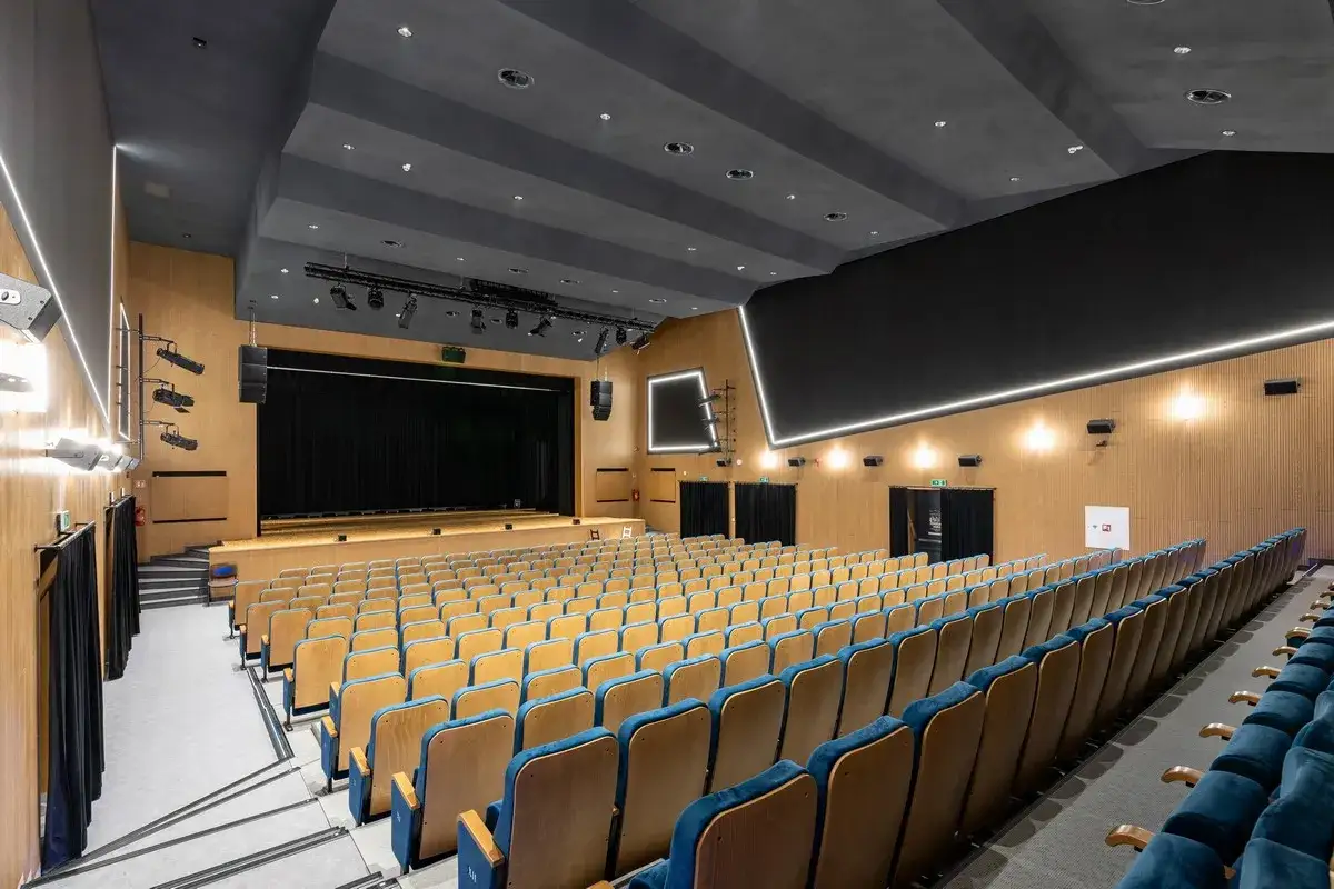 Pusta sala Teatru Muzycznego w Gdyni, gotowa na kolejne spektakle z bogatego repertuaru.