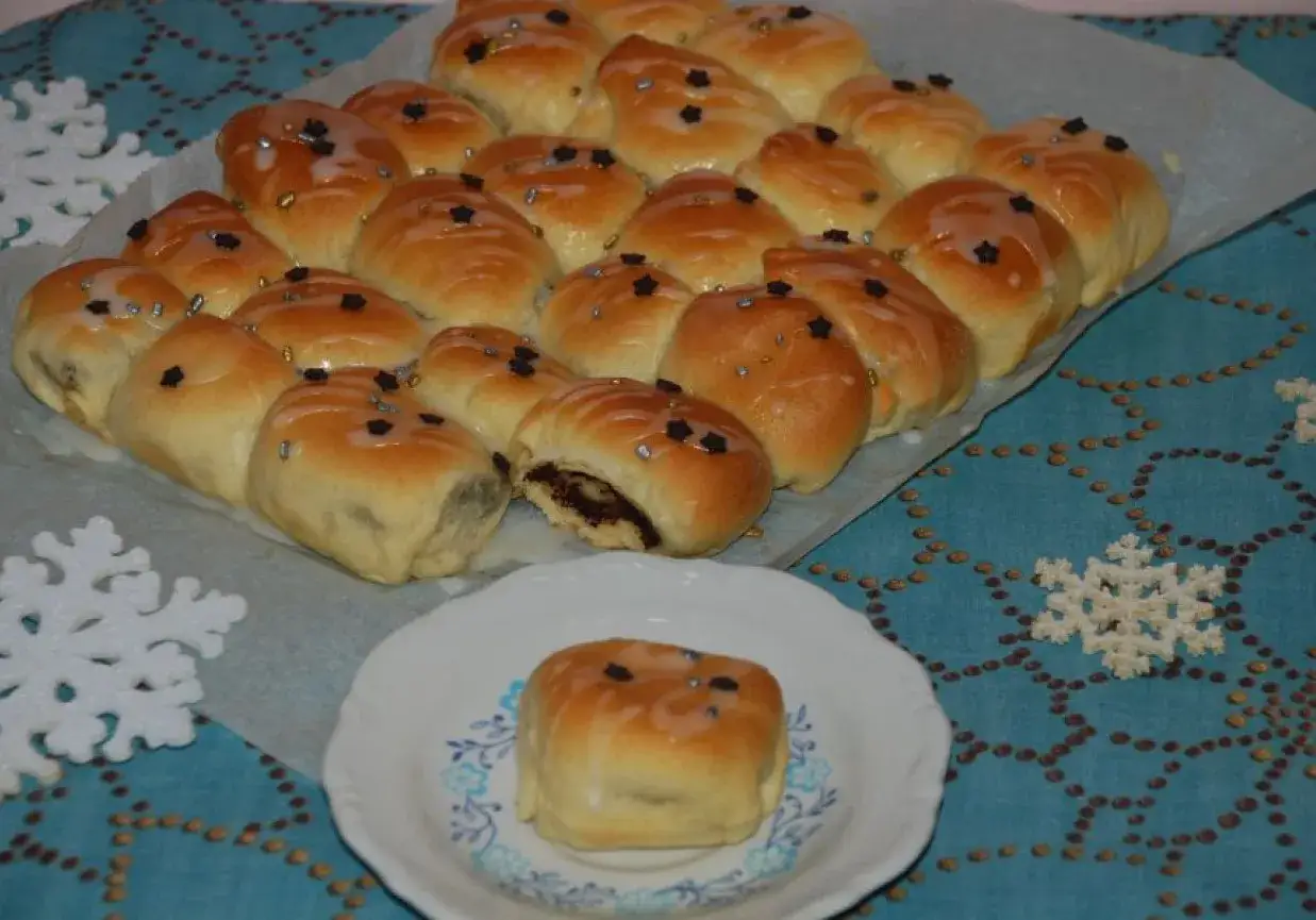 Szybkie słodkie bułeczki drożdżowe bez wyrastania, polane lukrem i posypane gwiazdkami. Idealne na zimowe popołudnie.