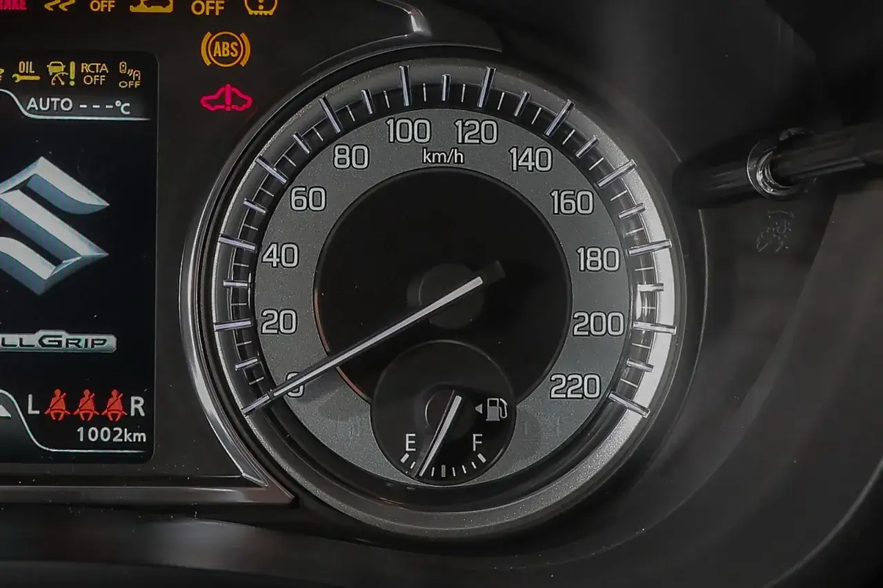 Cruscotto con tachimetro che indica 40 km/h. Le ruote più grandi promettono maggiore velocità, ma per ora si viaggia piano.