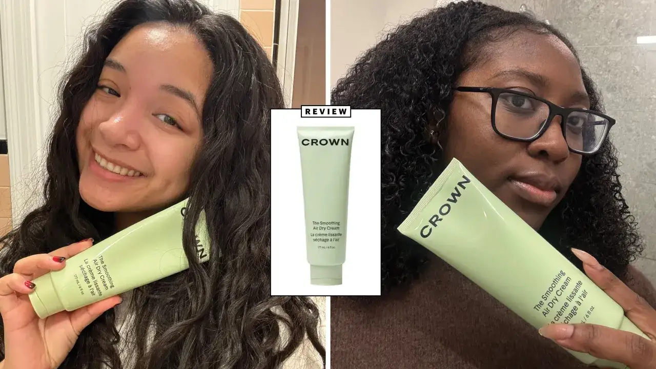 Dos mujeres sonríen mostrando un tubo de crema para el cabello Crown. Este acondicionador y suavizante es lo mismo, ideal para un acabado liso.
