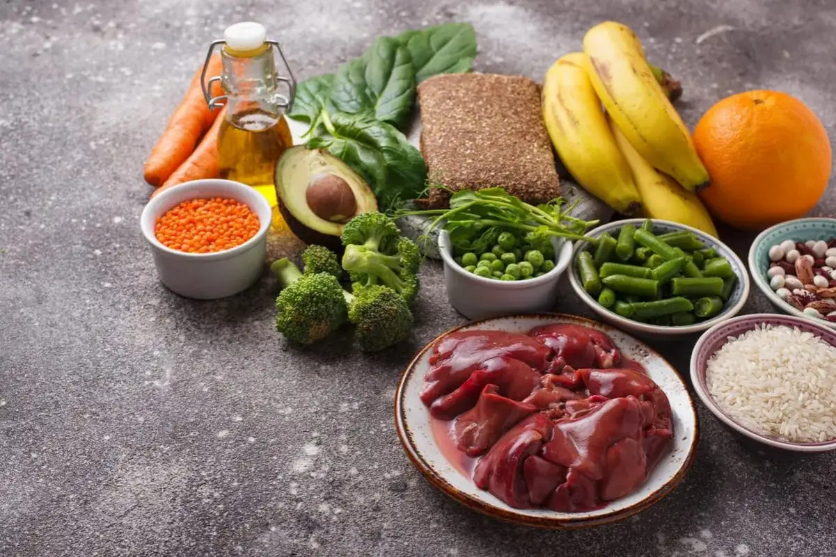 Alimentos ricos en ácido fólico para el embarazo: hígado, espinacas, brócoli, lentejas, plátanos, naranja, aguacate, judías verdes, guisantes, arroz y zanahorias.