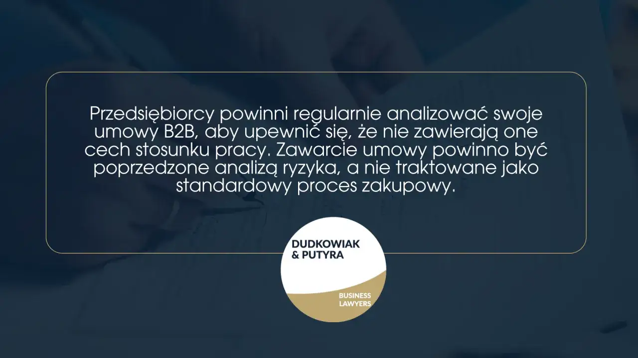 Analiza umów B2B kluczowa dla uniknięcia cech stosunku pracy. Każda klauzula powinna być poprzedzona analizą ryzyka.