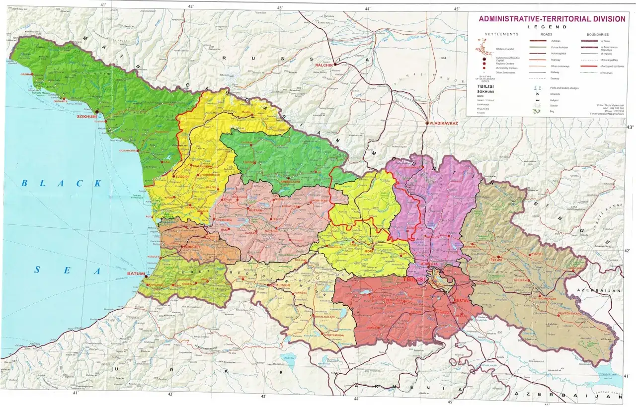 Mapa administracyjna Gruzji pokazuje, z kim graniczy Gruzja: Rosja, Azerbejdżan, Armenia, Turcja i Morze Czarne.