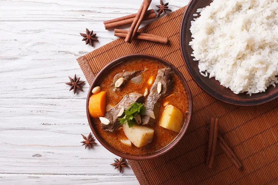 Różne rodzaje pasty curry i mleczko kokosowe