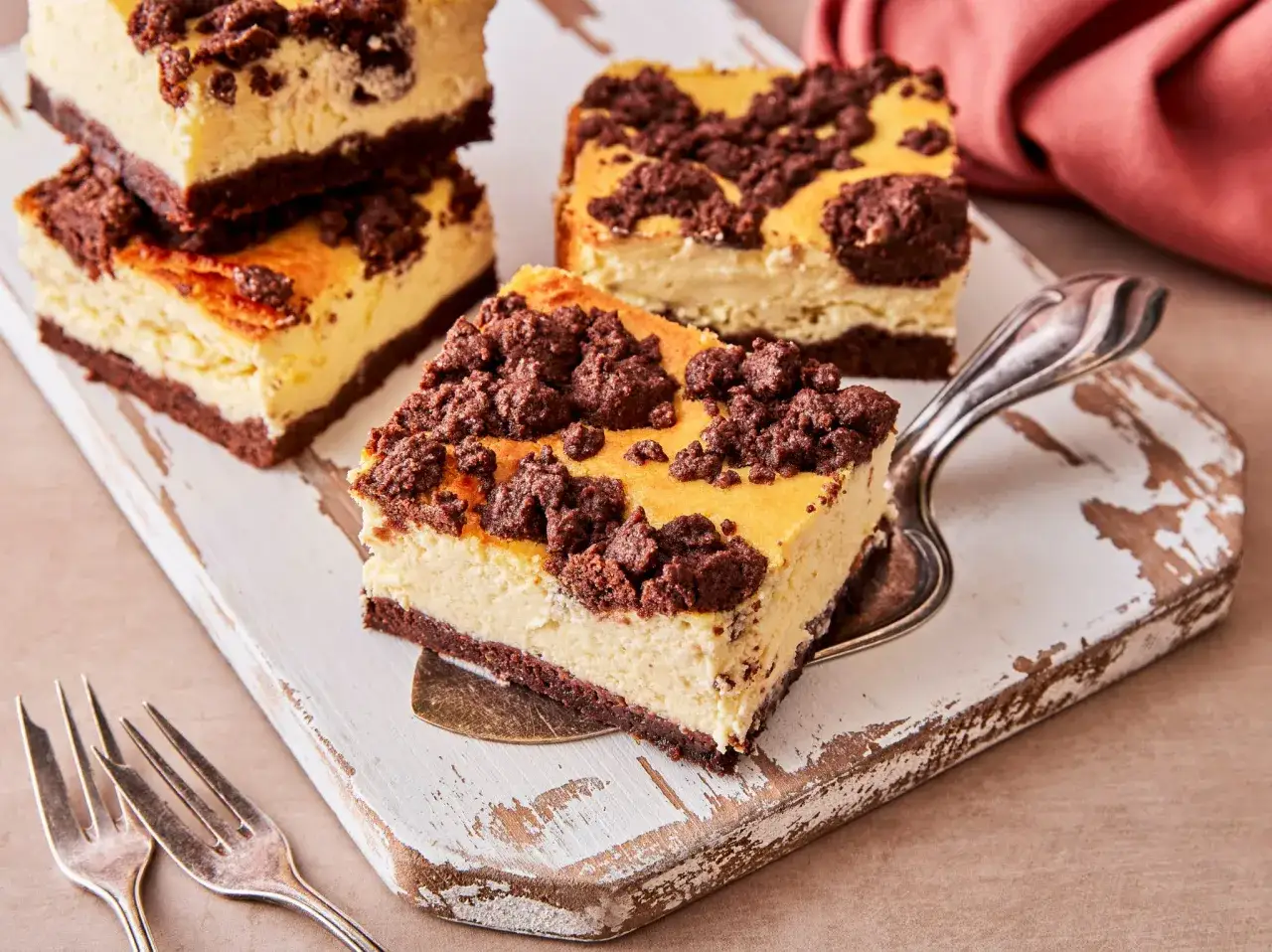 Saftiger russischer Zupfkuchen vom Blech, geschichtet mit Schoko-Streuseln und cremiger K&auml;semasse. Ein Genuss!