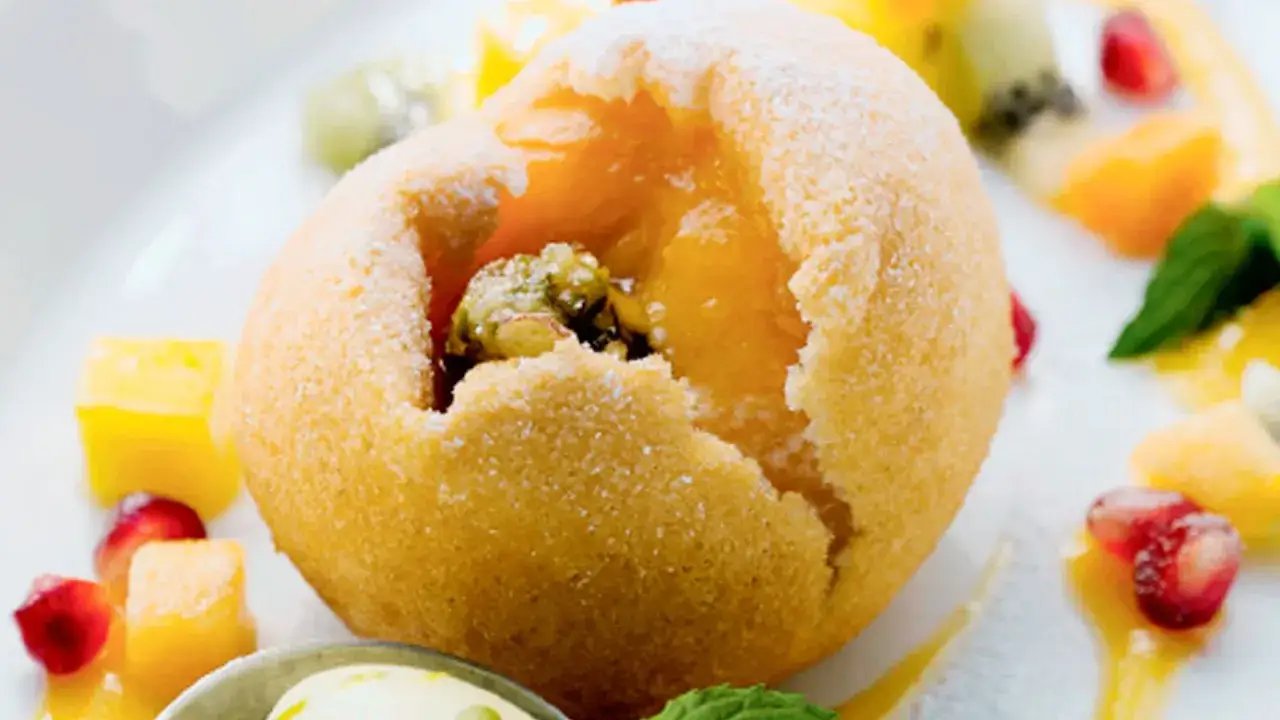 Delicioso postre con fruta y helado. Una idea para tus recetas de postres.