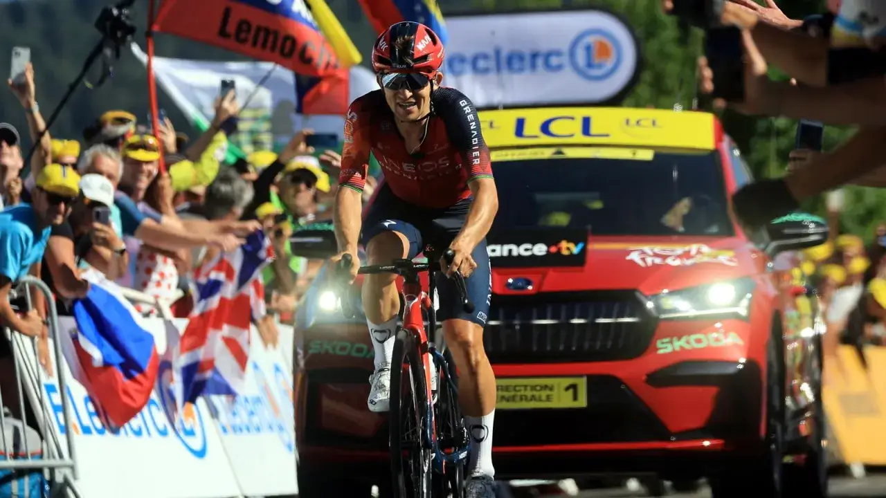 Michał Kwiatkowski, kolarz Ineos Grenadiers, ściga się wśr&oacute;d kibic&oacute;w.