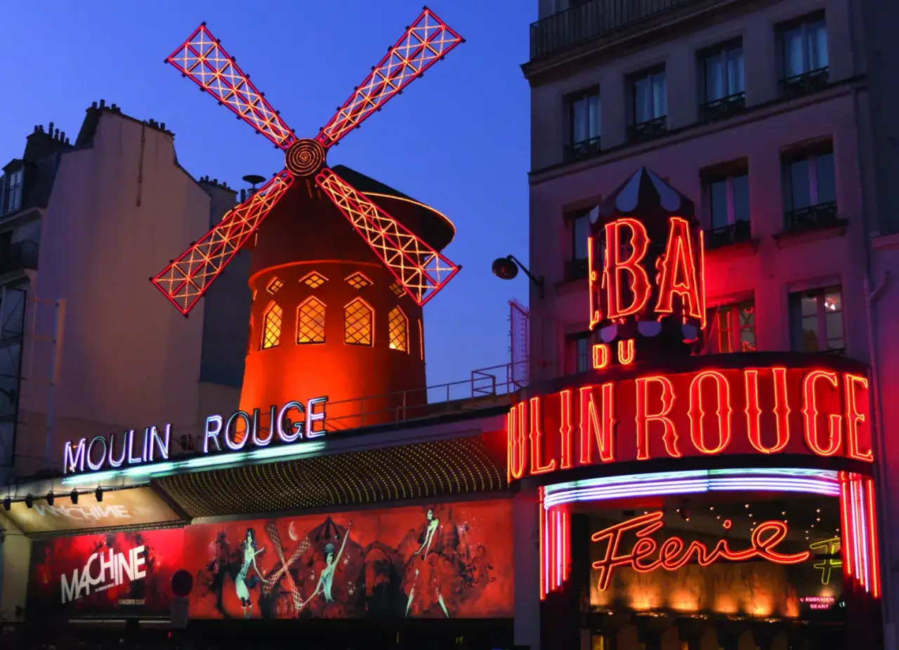 Moulin Rouge i Paris, med sin ikoniska v&auml;derkvarn och neonljus, &auml;r en symbol f&ouml;r kabar&eacute; och underh&aring;llning. Vad handlar Moulin Rouge om? Det &auml;r en plats f&ouml;r spektakul&auml;ra shower och en bit av Paris historia.