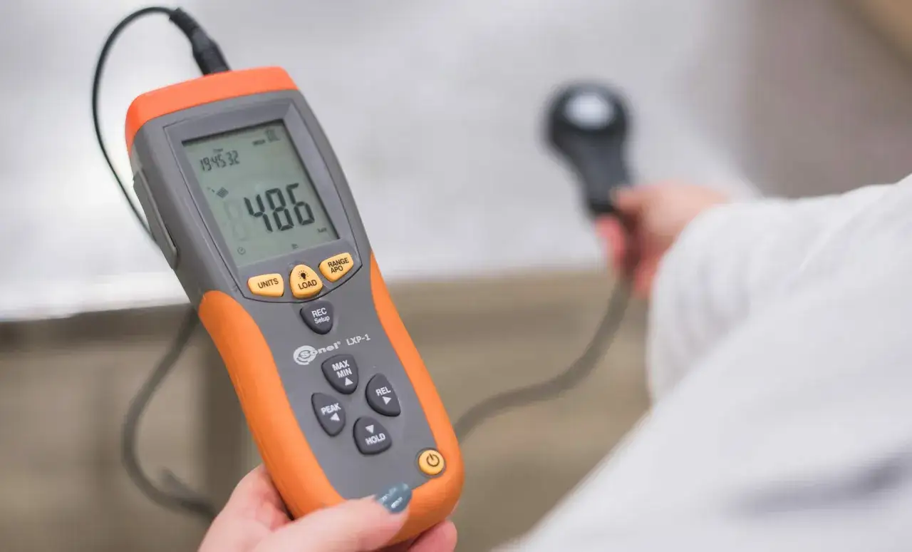Pomiar oświetlenia: miernik Sonel LXP-1 pokazuje 486 lux. W tle widać drugą sondę.