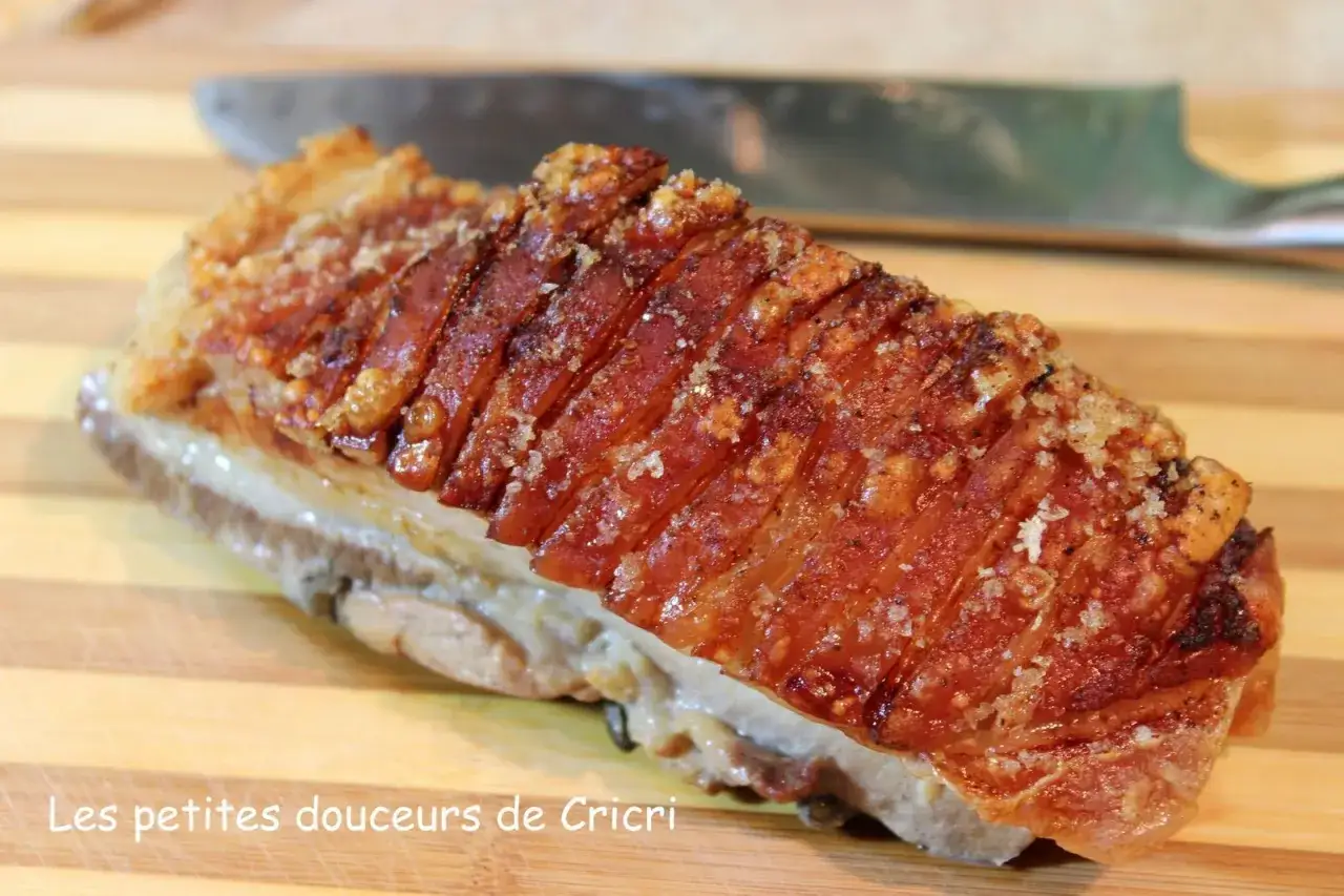 Poitrine de porc au four, croustillante et dorée, prête à être dégustée. Un délice pour les papilles.
