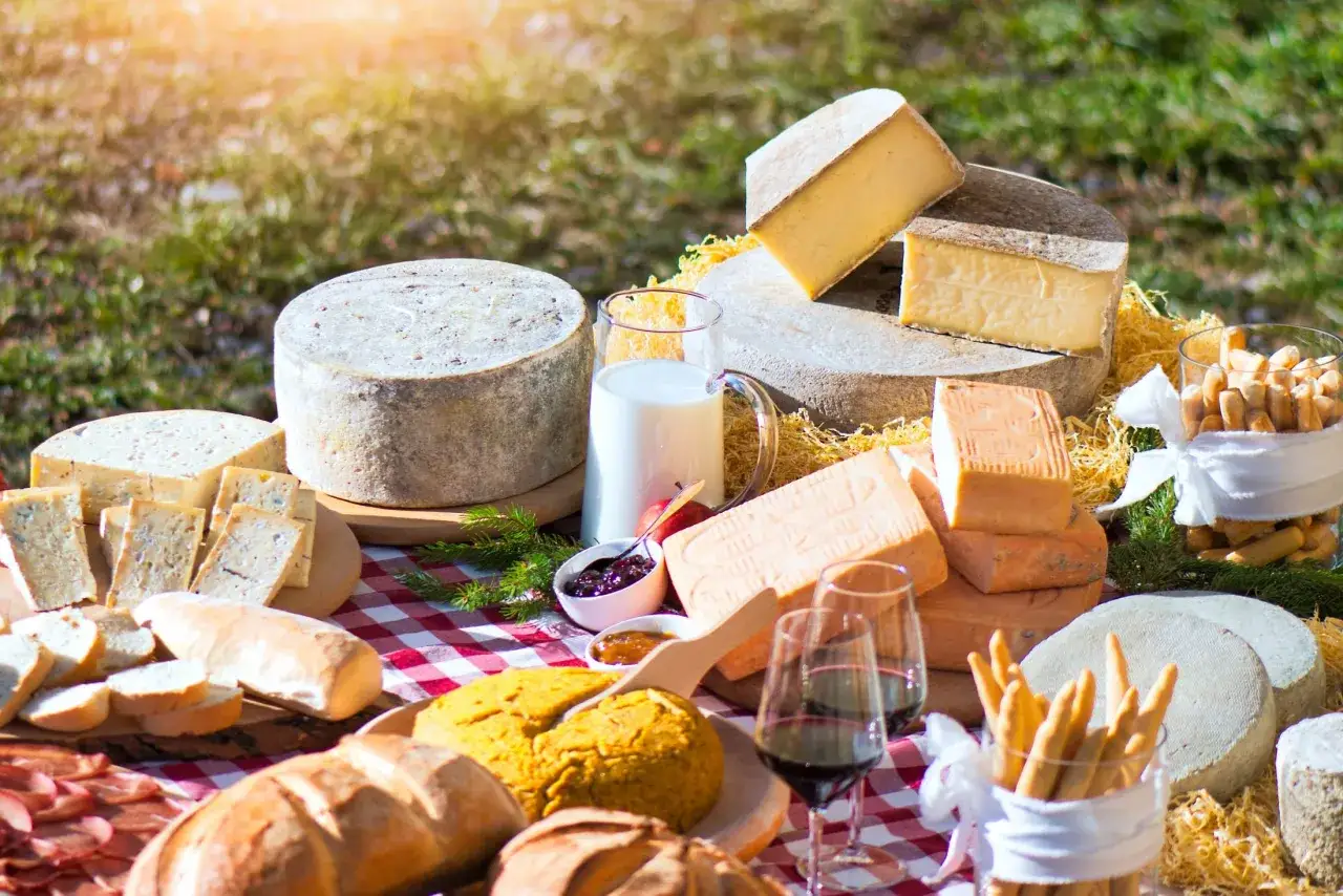 Pyszne sery, pieczywo, wędliny i dżemy – idealne na piknik i odpowiedź na pytanie, co zjeść w Bergamo.