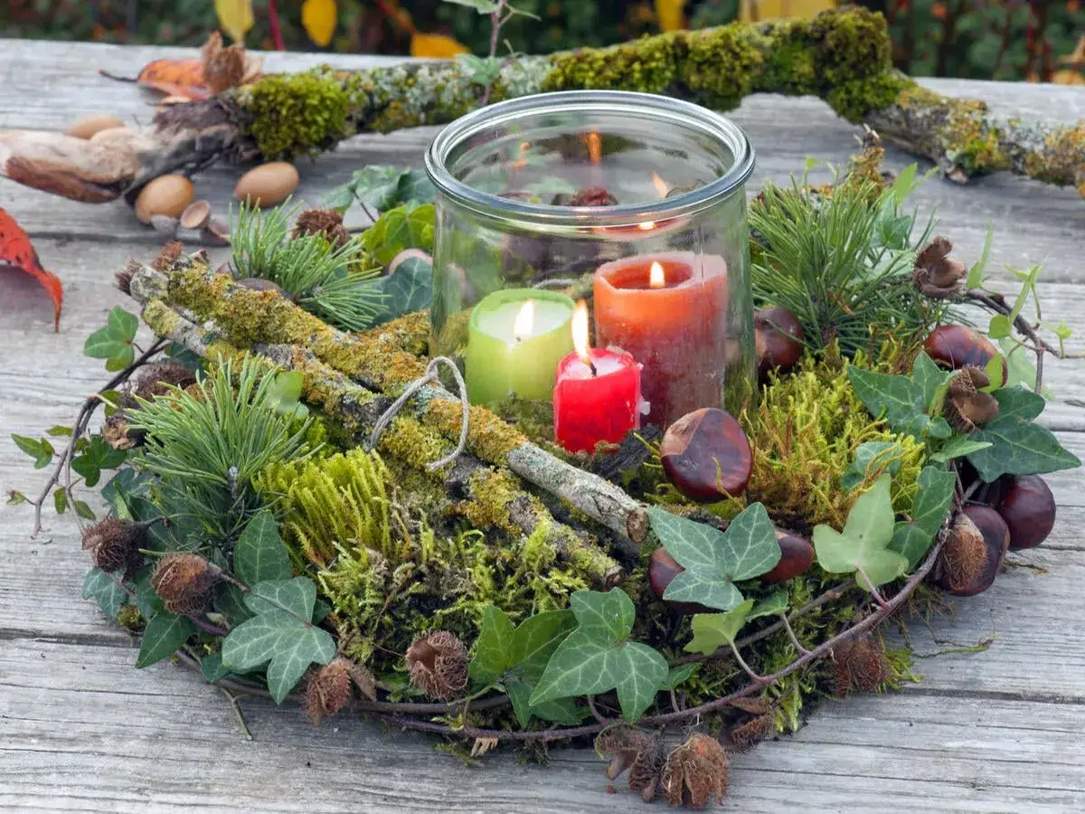 Wundersch&ouml;ne Herbstkranz Ideen: Moos, Zweige, Kastanien und Kerzen schaffen eine gem&uuml;tliche Atmosph&auml;re.