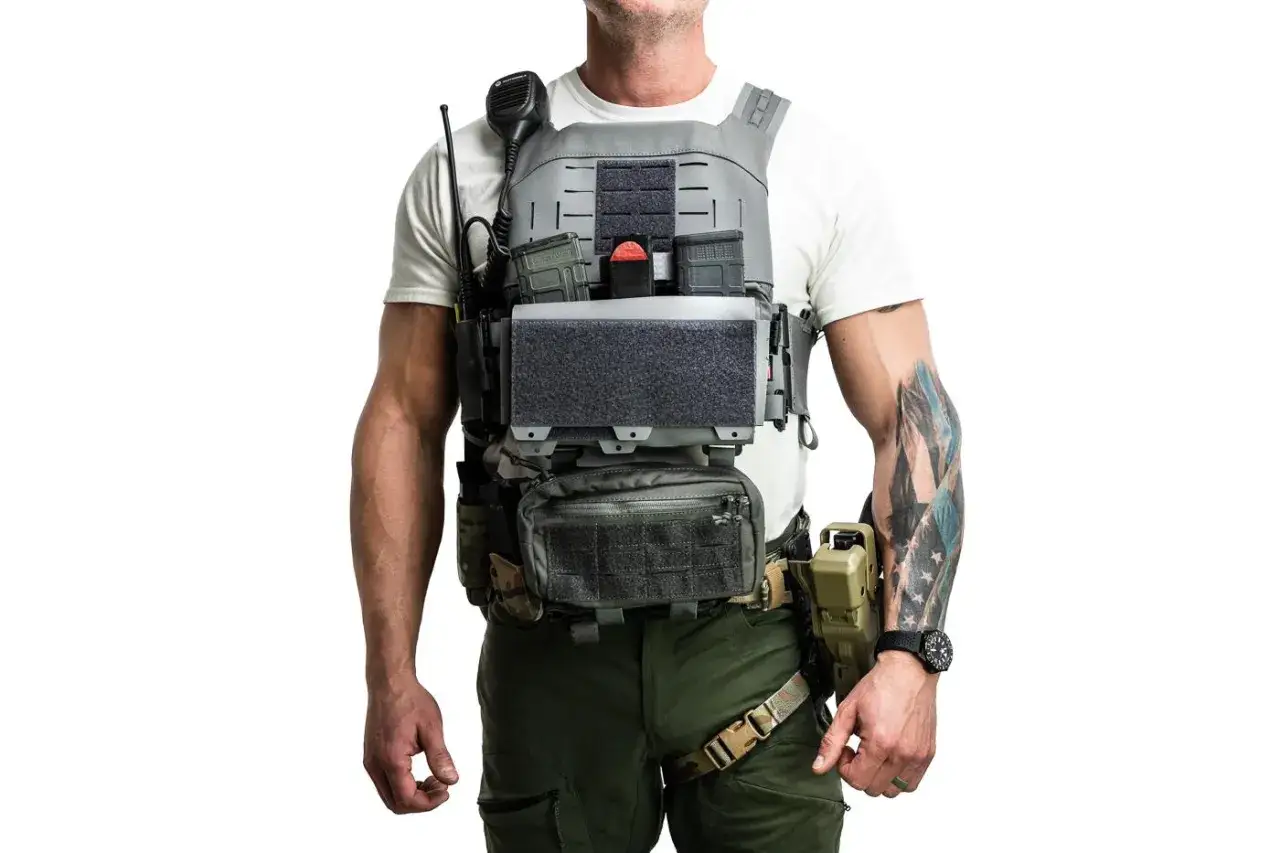 Configuraci&oacute;n chaleco t&aacute;ctico con radio, cargadores y bolsa utilitaria.