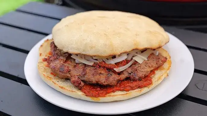 pljeskavica na grillu