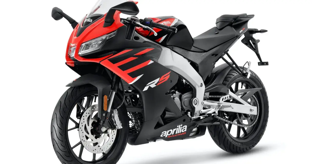 Sportowy motocykl Aprilia RS 125 w kolorze czarno-czerwonym, idealny na pierwsze prawo jazdy B motor.