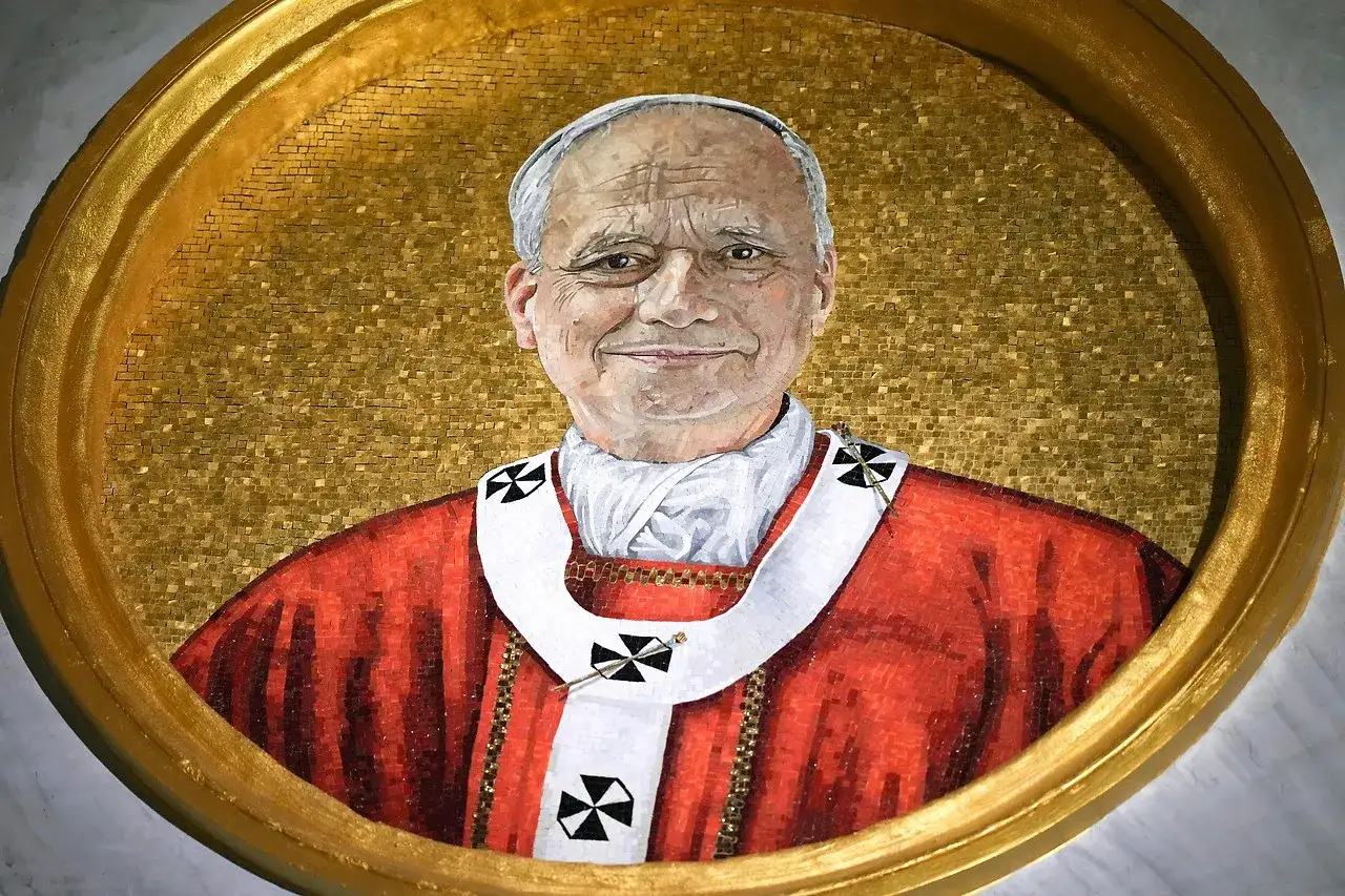 Mosaikbild von Papst Leo, der in seiner roten Soutane und dem wei&szlig;en Zingulum mit Kreuzen l&auml;chelt.