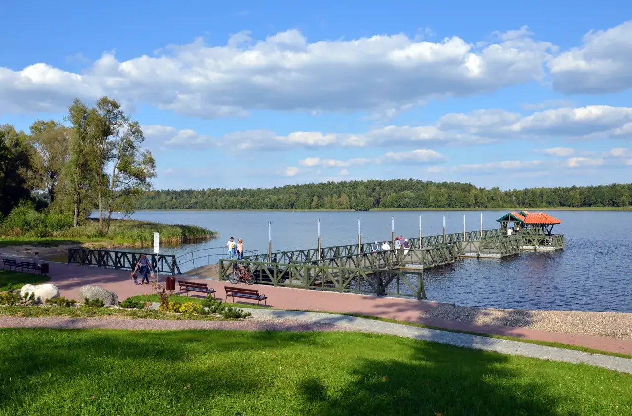 Promenada nad jeziorem w Gołdapi, uzdrowisko. Drewniany pomost z altaną zaprasza do odpoczynku.