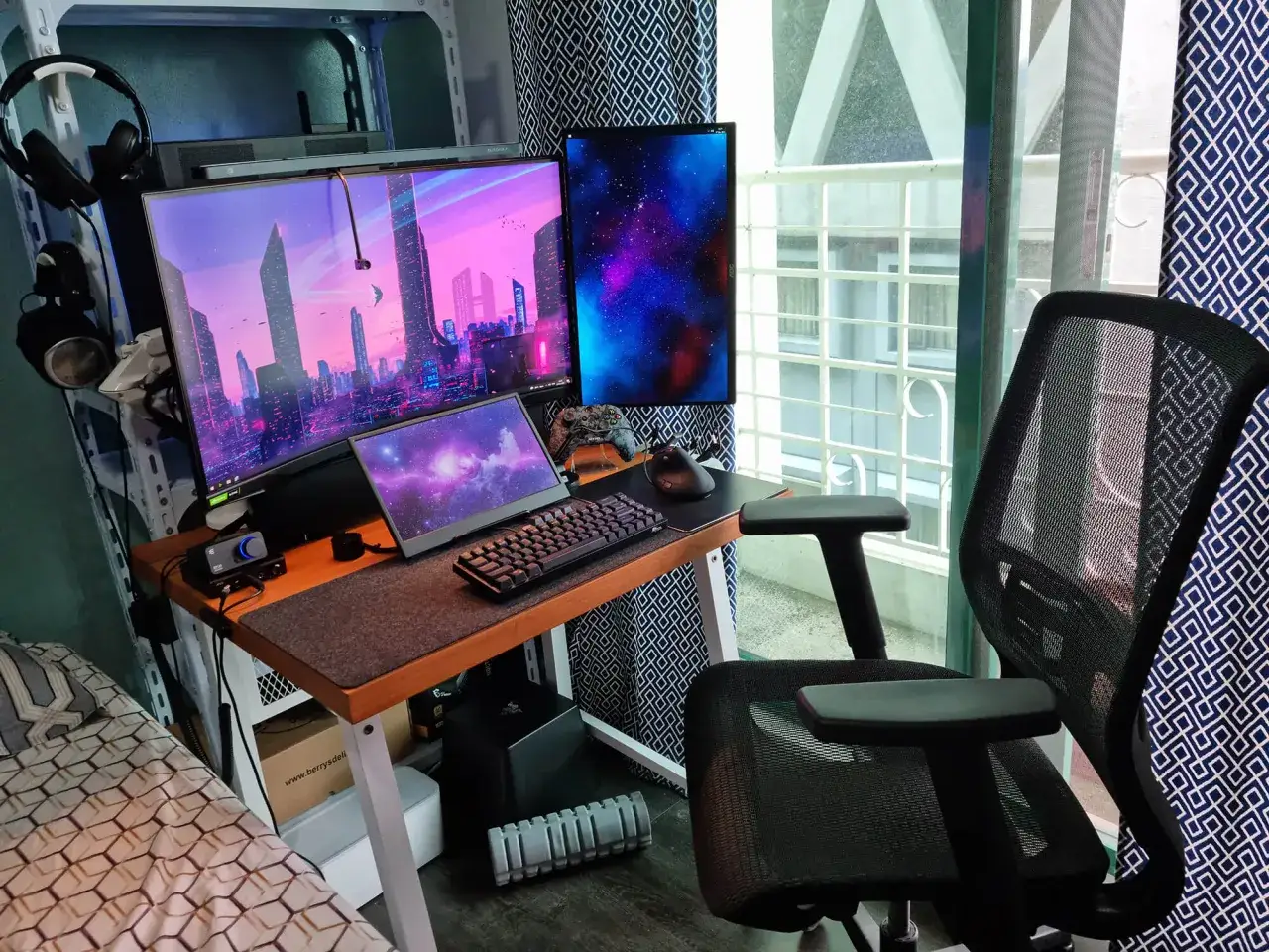 Un coin teletravail moderne avec deux &eacute;crans, un clavier, une souris et un fauteuil de bureau.