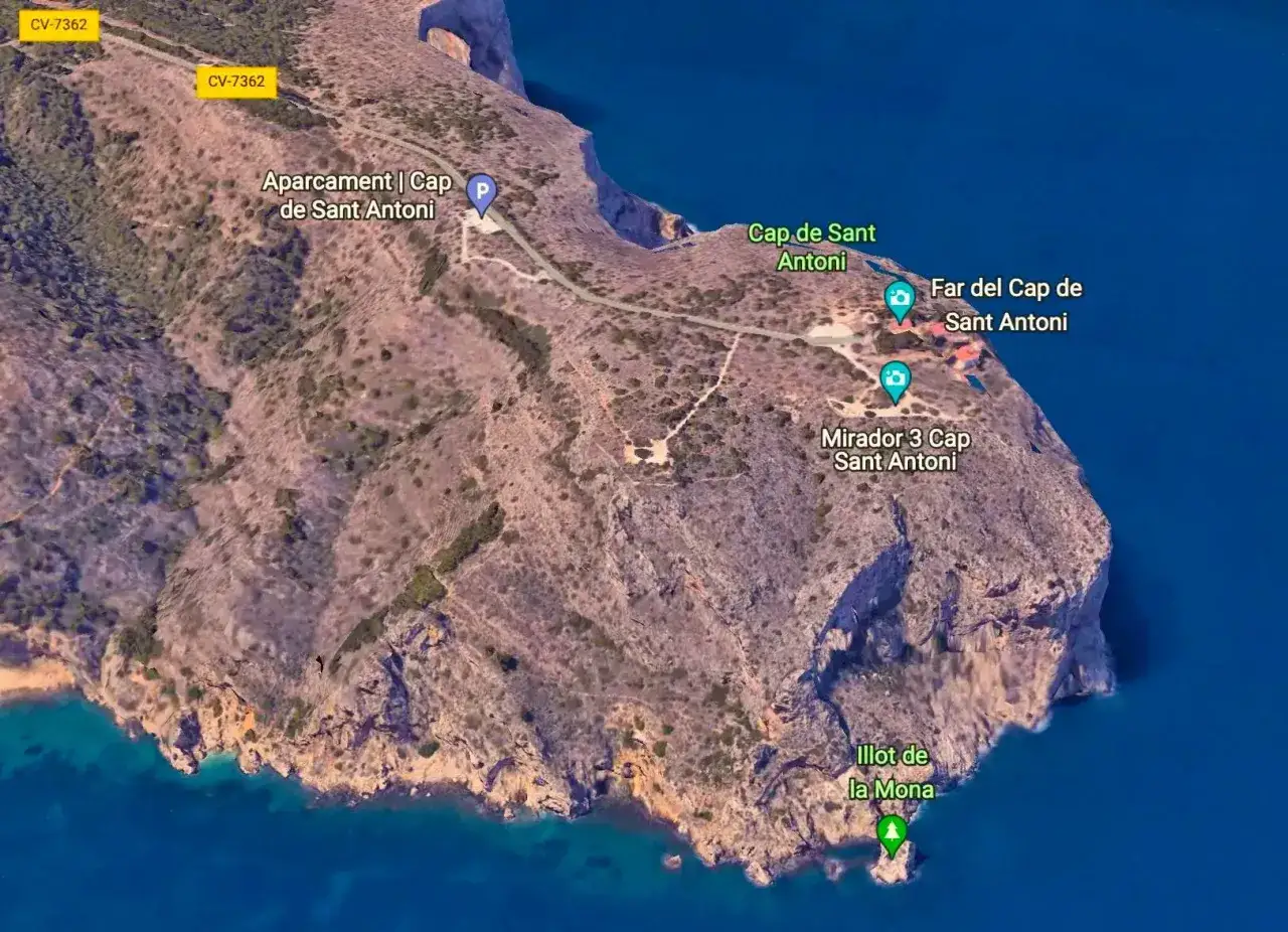Vista aérea del cabo de San Antonio, mostrando el faro, miradores y el Illot de la Mona. Aparcamiento indicado.