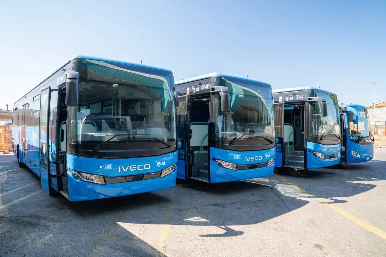 Flotta di autobus blu Iveco pronti per il viaggio da Viterbo a Tuscania.