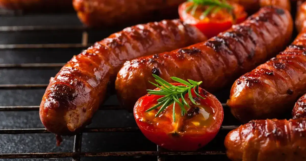 Zdjęcie Ile kalorii ma kiełbasa z ogniska? Sprawdź, co musisz wiedzieć