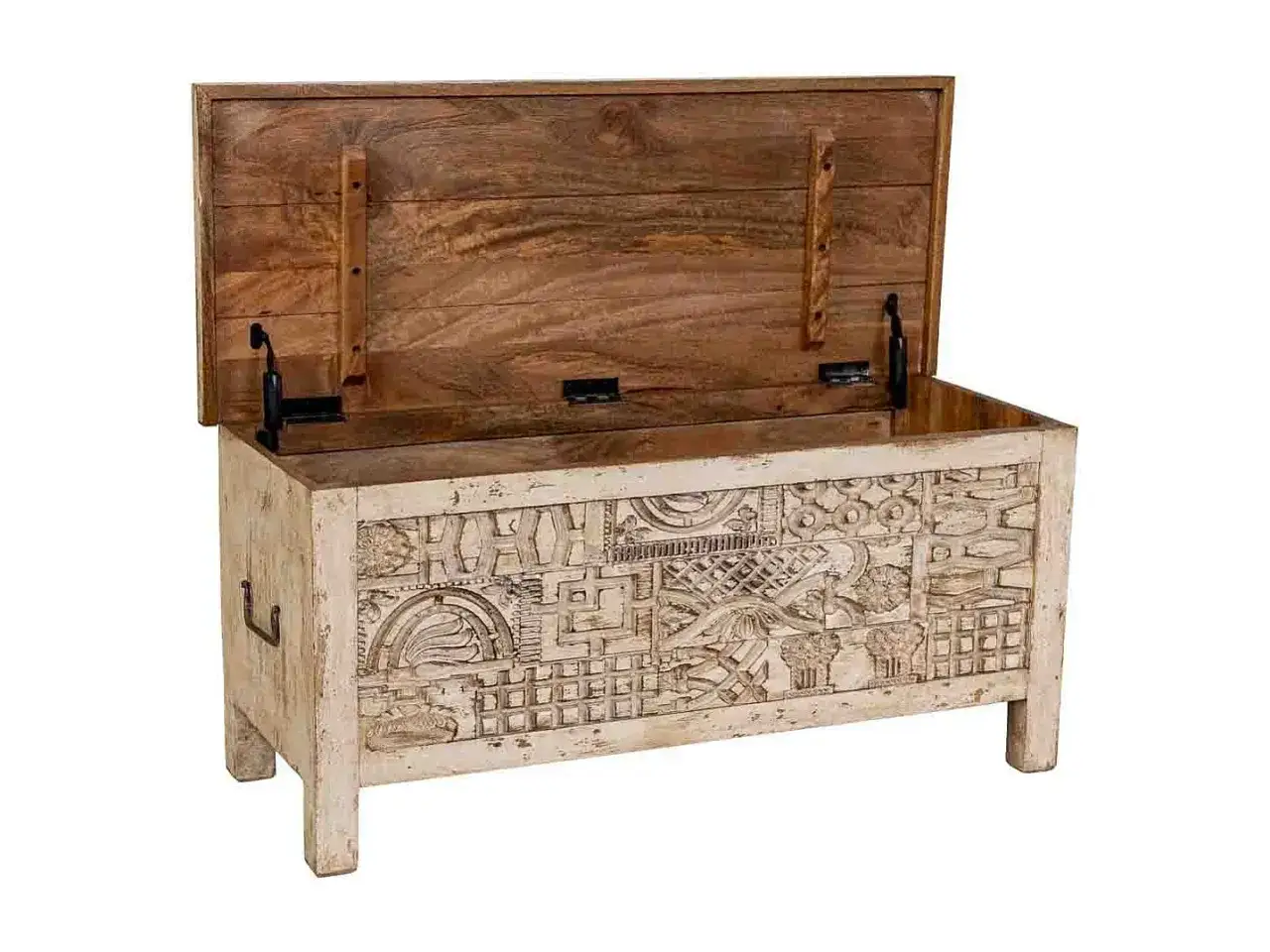 Baúl cuadrado de madera con intrincados grabados en relieve y tapa abierta.