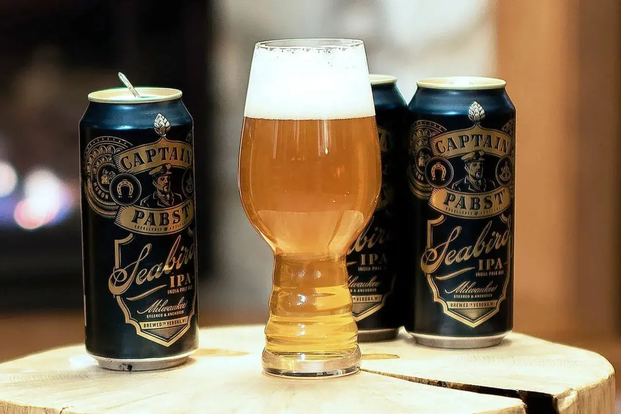 Kapitan Pabst Seabird IPA. Apa piwo, co to? Złocisty trunek w szkle, obok puszki.