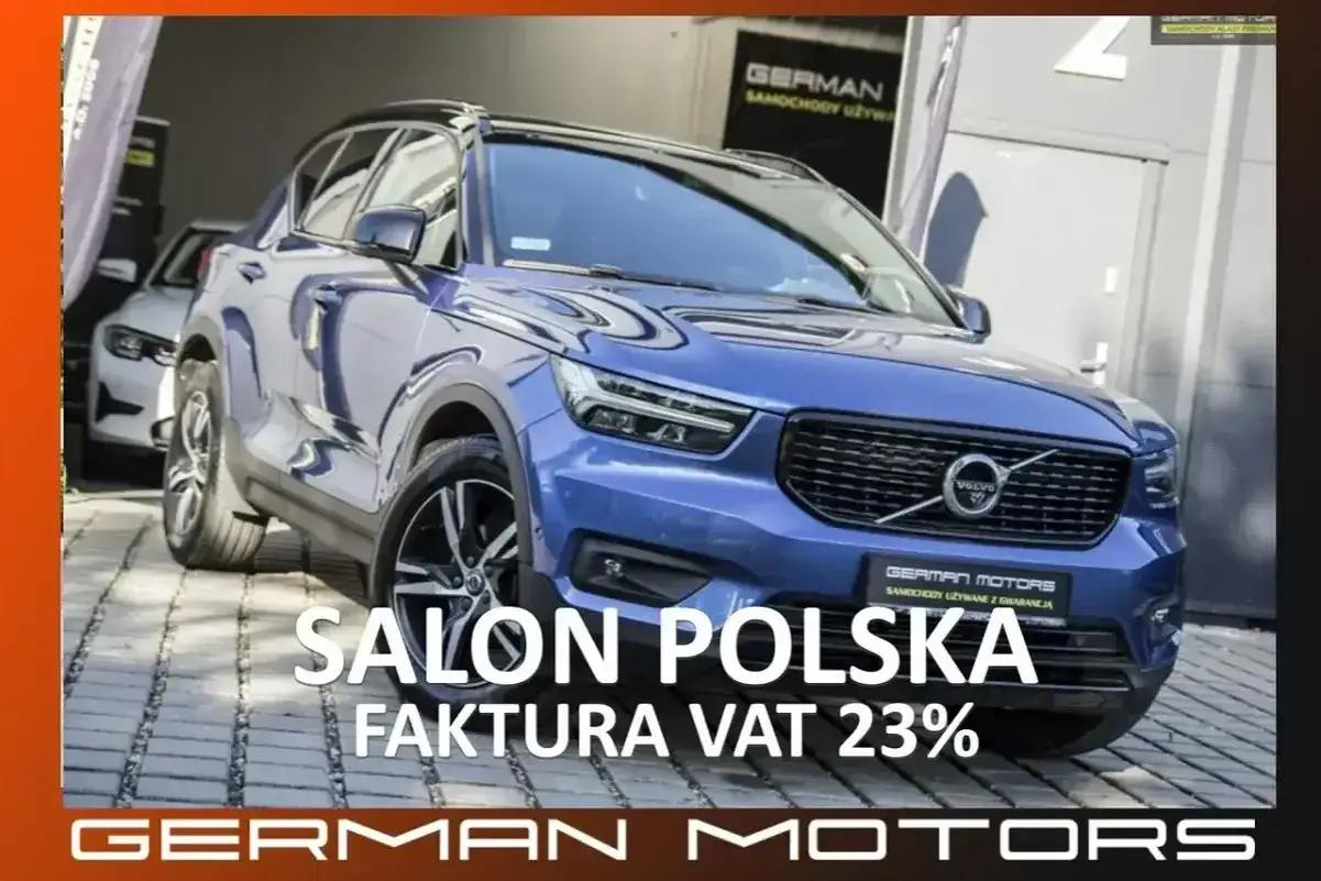 Niebieskie Volvo XC40 z salonu, używane, z fakturą VAT 23%. Idealne dla rodziny, gotowe do jazdy.