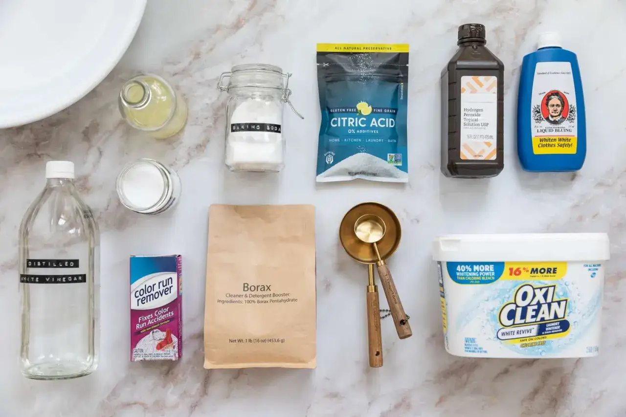 Ingredientes para quitar desteñido en ropa blanca: vinagre, bicarbonato, ácido cítrico, peróxido, blanqueador líquido, borax y quitamanchas.