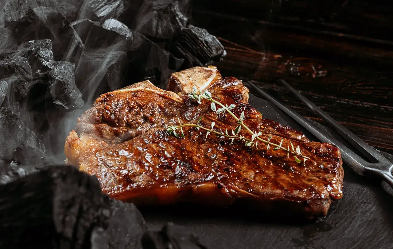 Bistecca alla fiorentina fumante, un'ottima idea su dove mangiare a Firenze.