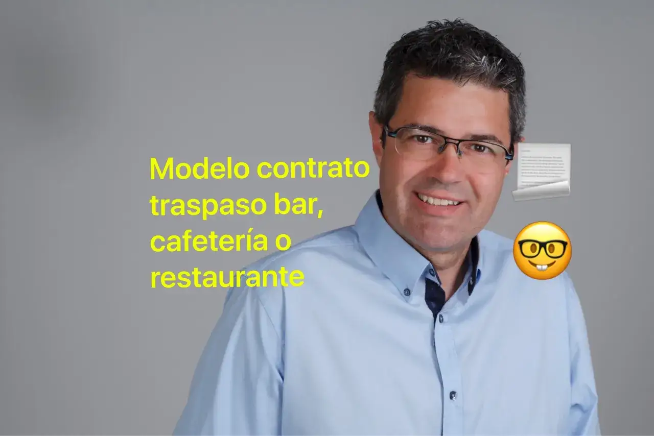 Hombre sonriente con texto sobre modelo de contrato para traspaso de bar, cafeter&iacute;a o restaurante.