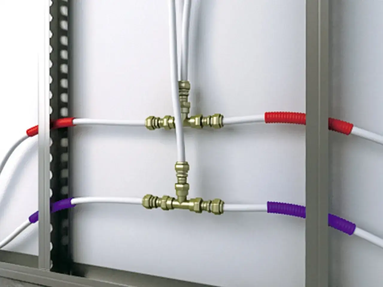 D&eacute;tail d'un plan plomberie multicouche avec raccords laiton et gaines de protection rouge et violette.