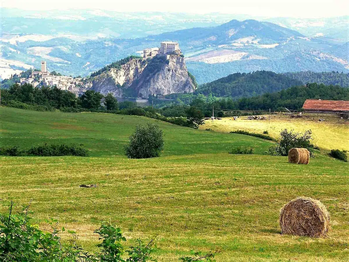 Campagna Valmarecchia: borgo su rocca, colline verdi, balle di fieno. Cosa vedere in questo paesaggio da cartolina.