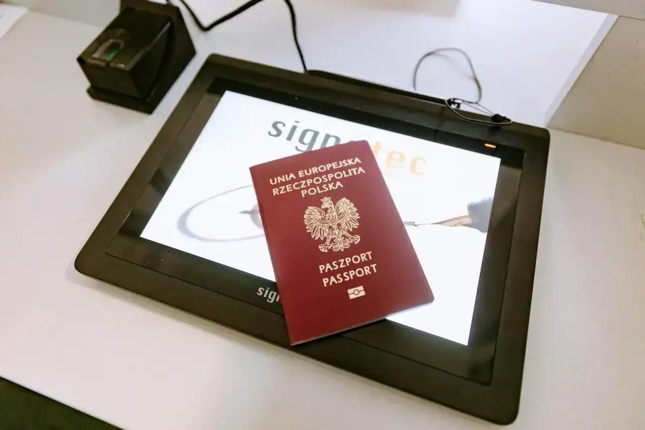 Polski paszport leży na ekranie tabletu. Czy do Austrii potrzebny jest paszport? Tak, dla obywateli spoza UE.
