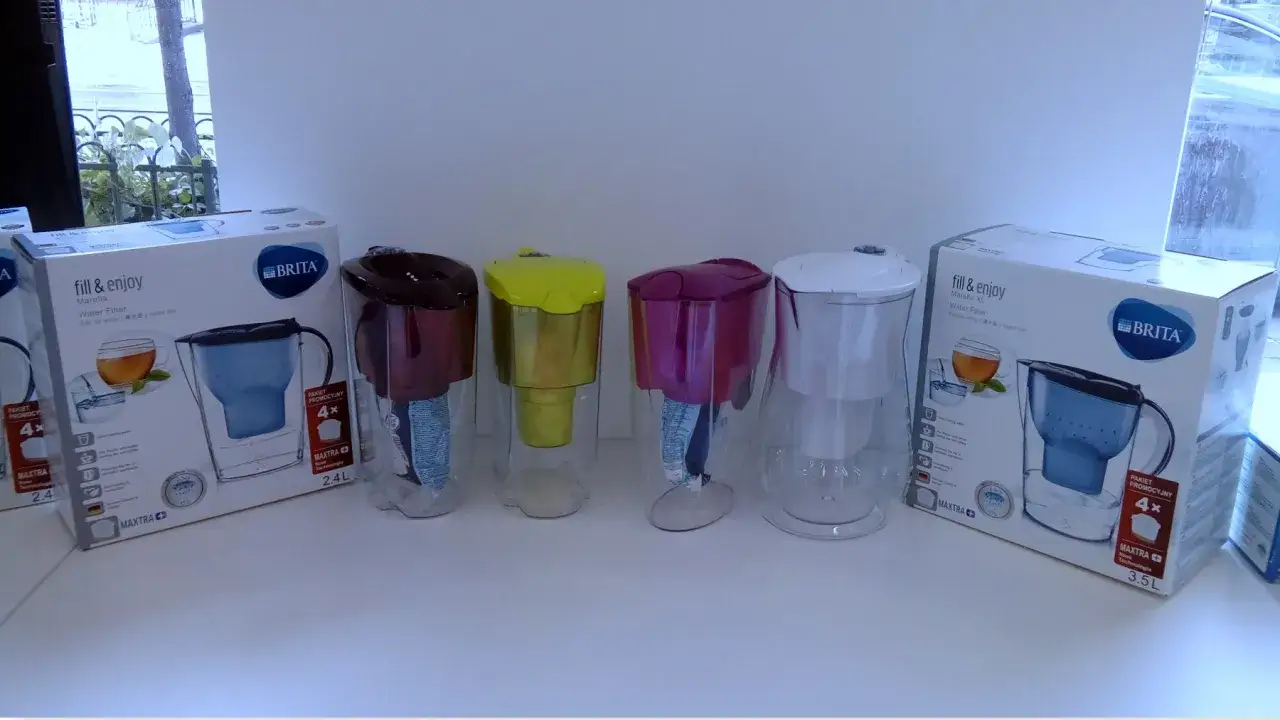 Różne modele dzbanków Brita z systemem filtrowania wody. W ofercie dzbanki w kolorach: brązowym, żółtym, fioletowym i białym.