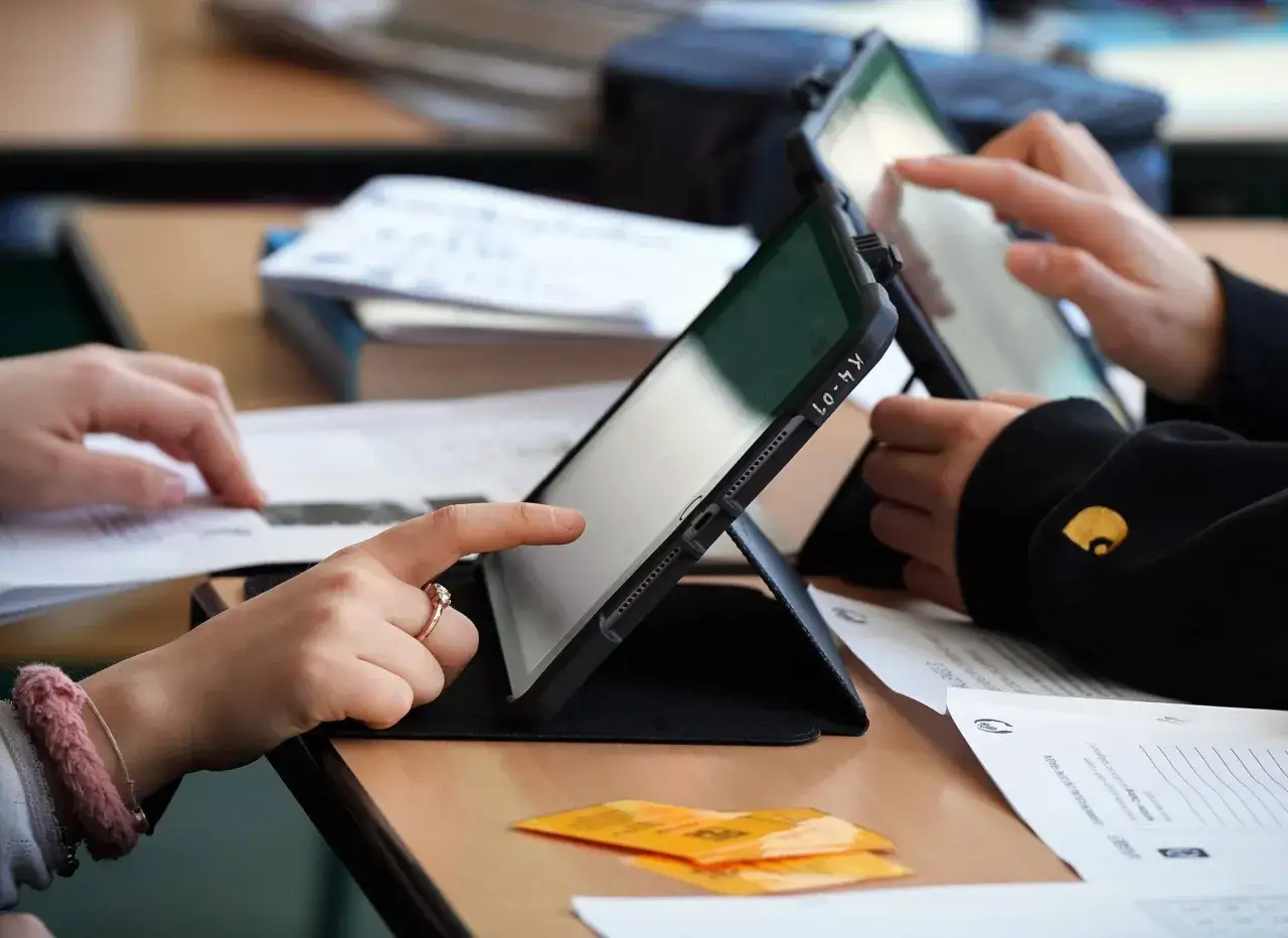 Schülerinnen und Schüler nutzen Tablets im Unterricht, ein Beispiel für den **digitalpakt 2.0**.