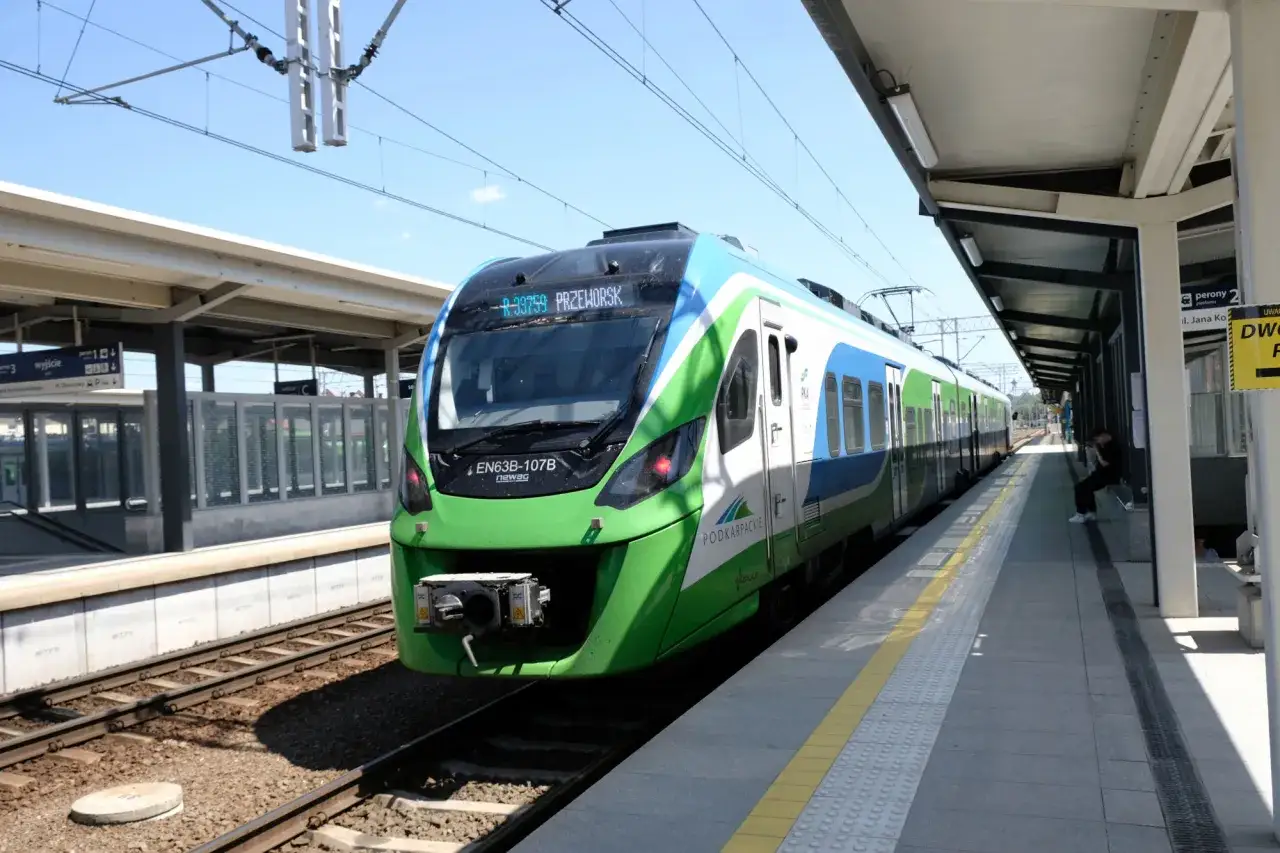 Nowoczesny pociąg EN63B-107B z napisem 